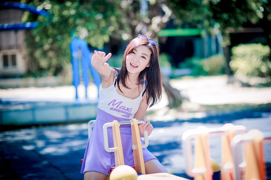 “进来吧。”吕布看了一眼地上的杯盏，摇了摇头，坐在自己的位子上向两女招了招手。